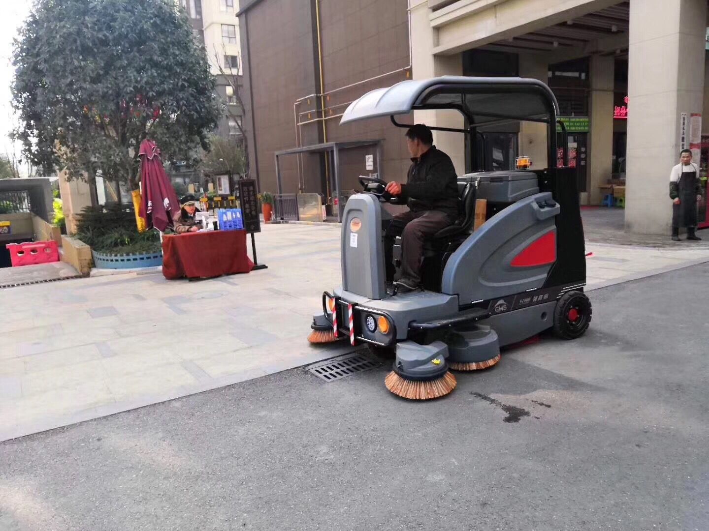 電動掃地車生產廠家