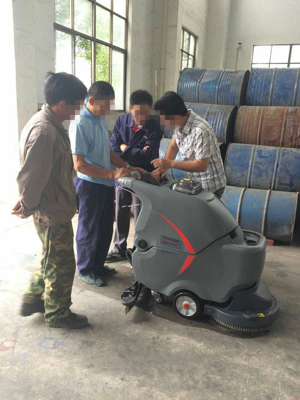 多功能洗地機--夏日工廠清潔工人的福音