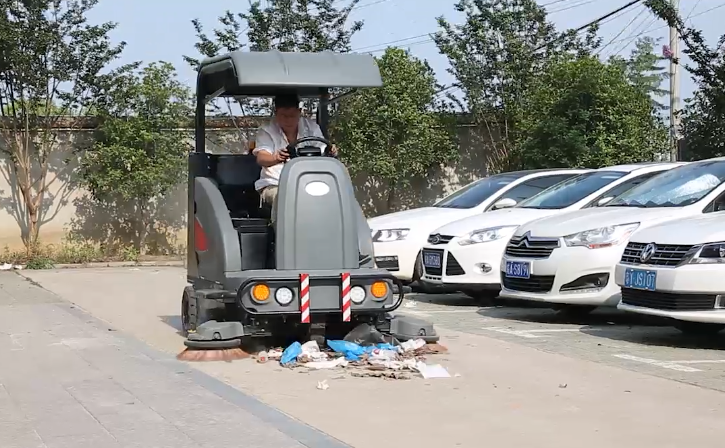 駕駛式掃地車