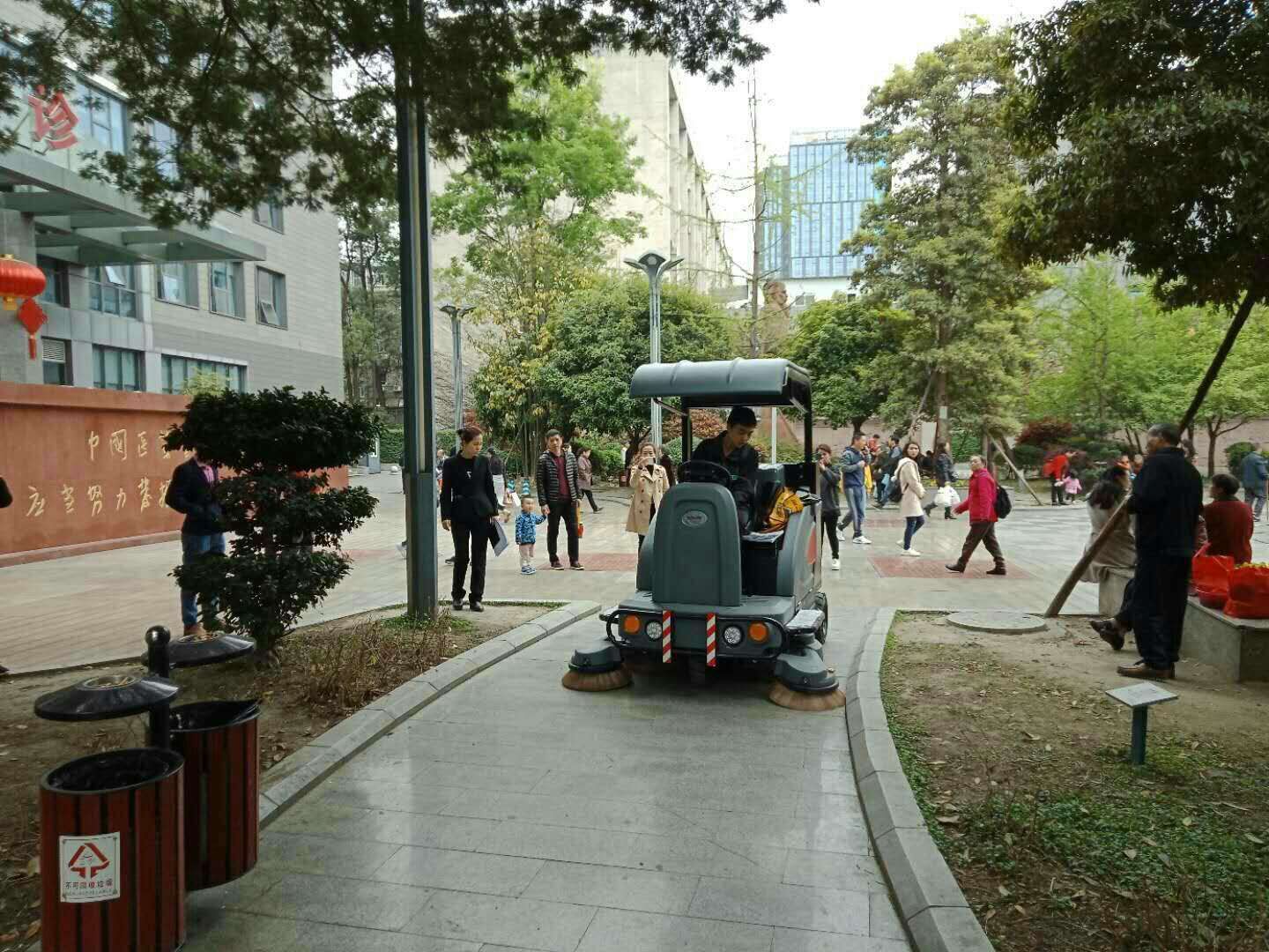 學校清潔就用掃地車